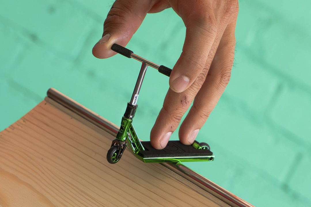 Sequel Sequel Pro Finger Scooter with Working SCS Compression - Green